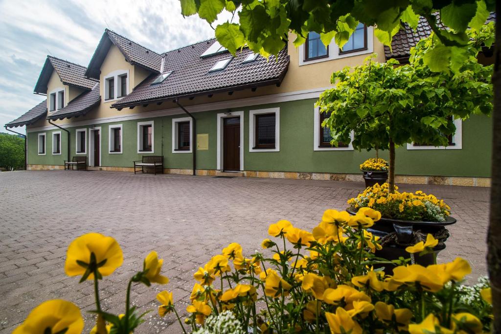 un edificio con fiori gialli di fronte di Penzion Helga a Žďár