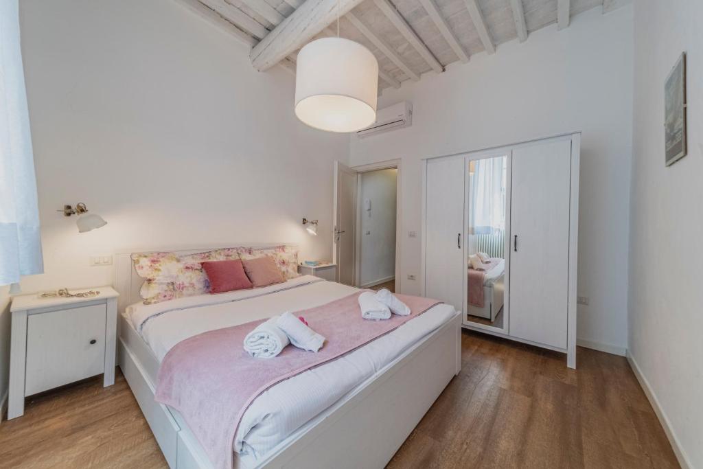 - une chambre avec un grand lit et des serviettes dans l'établissement 32 nero - Florence Apartment San Niccolò, à Florence