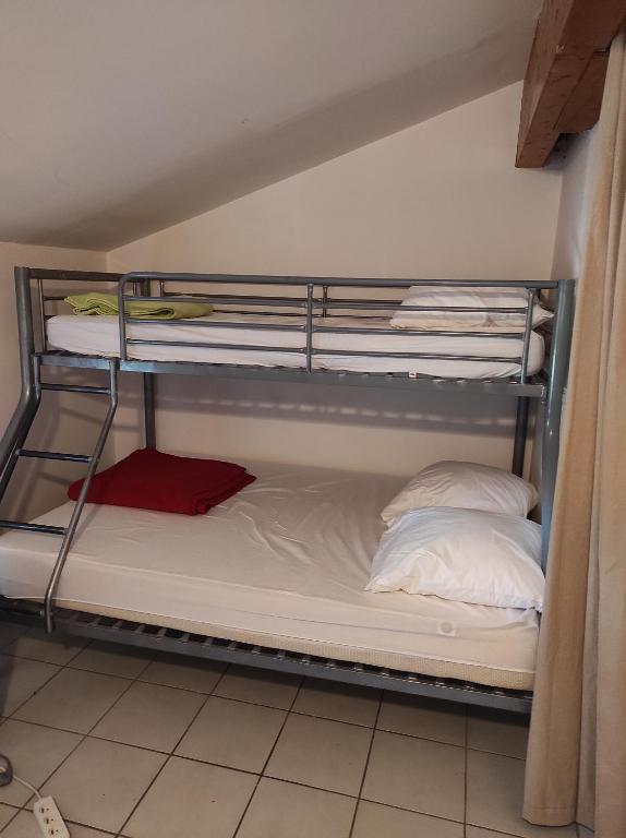Postel nebo postele na pokoji v ubytování Logis Hôtel Restaurant Gîte La Bastide du Vébron