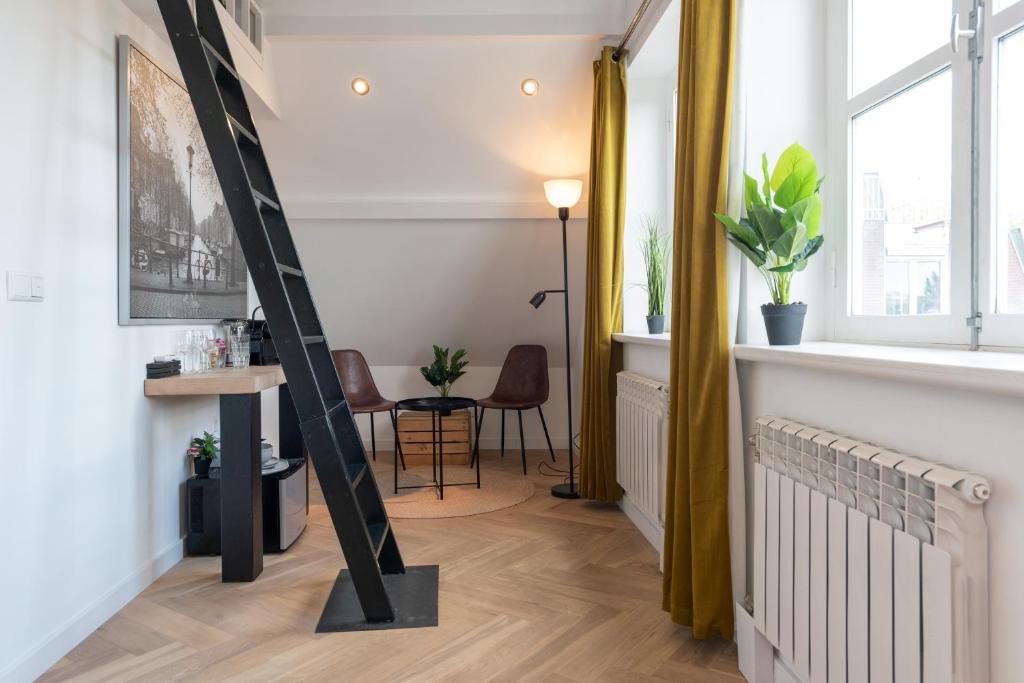 - un couloir avec un poteau noir et blanc dans la chambre dans l'établissement Raam Studio's, à Amsterdam