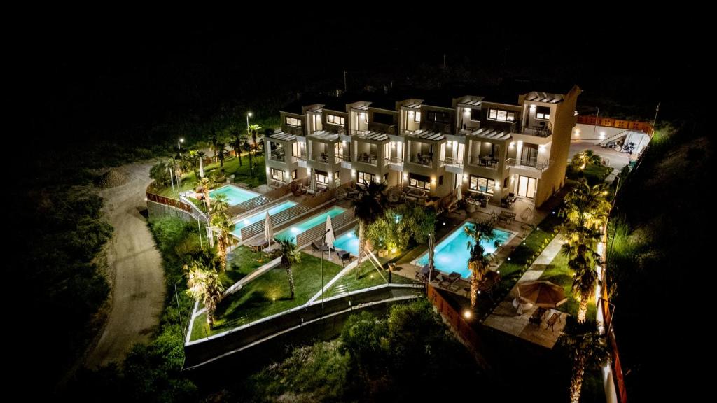 Bazén v ubytovaní Pefkohori Golden Mountain Beach Villas alebo v jeho blízkosti