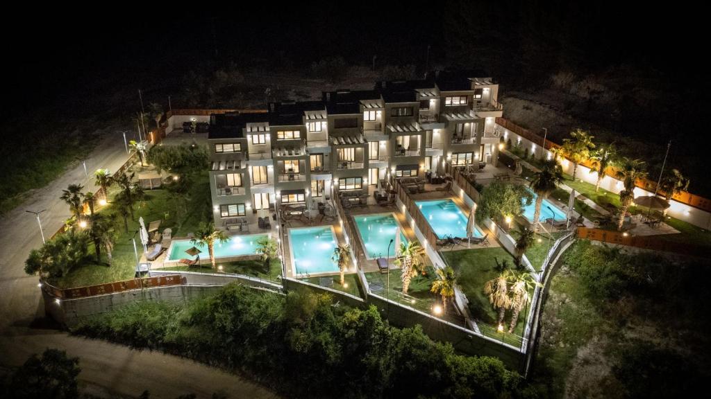 Bazén v ubytovaní Pefkohori Golden Mountain Beach Villas alebo v jeho blízkosti