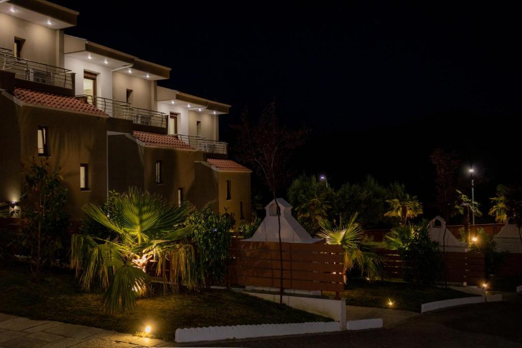 Vonkajšia záhrada v ubytovaní Pefkohori Golden Mountain Beach Villas