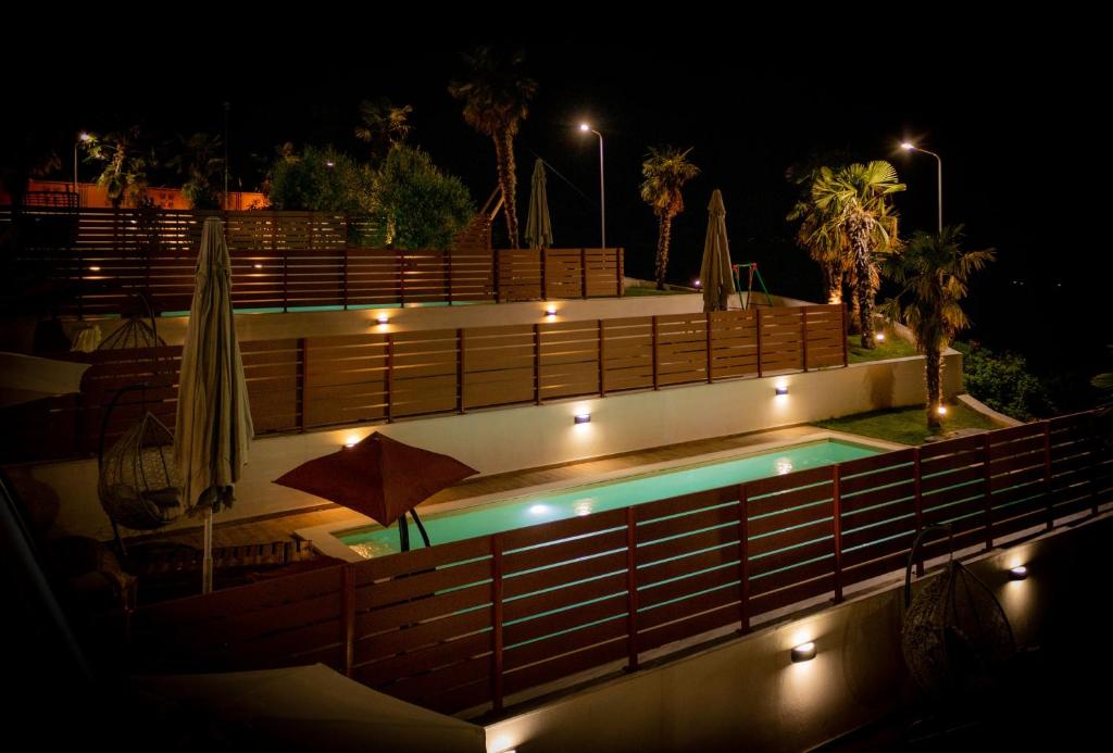 Bazén v ubytovaní Pefkohori Golden Mountain Beach Villas alebo v jeho blízkosti