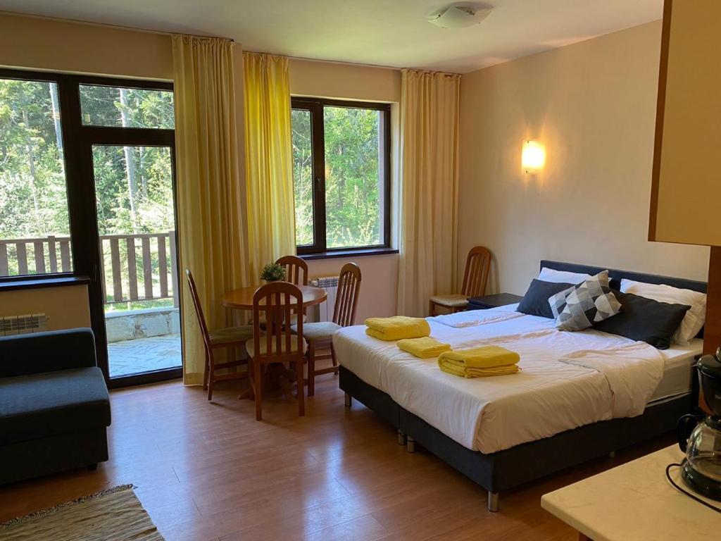 A bed or beds in a room at Flora Ski-slope Studio Apartment