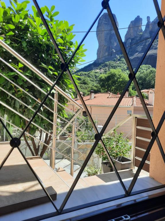 The house under the rocks of Meteora 2 - 1