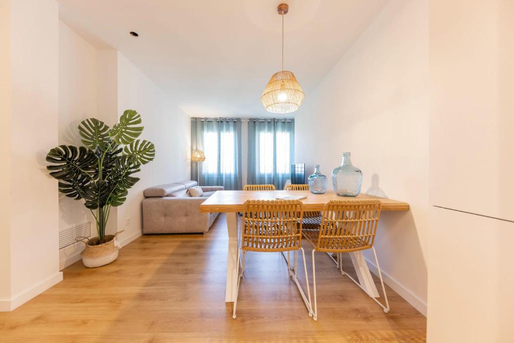 eine Küche und ein Esszimmer mit einem Tisch und Stühlen in der Unterkunft Bravissimo Tarlà, 2-bedroom apartment in Girona