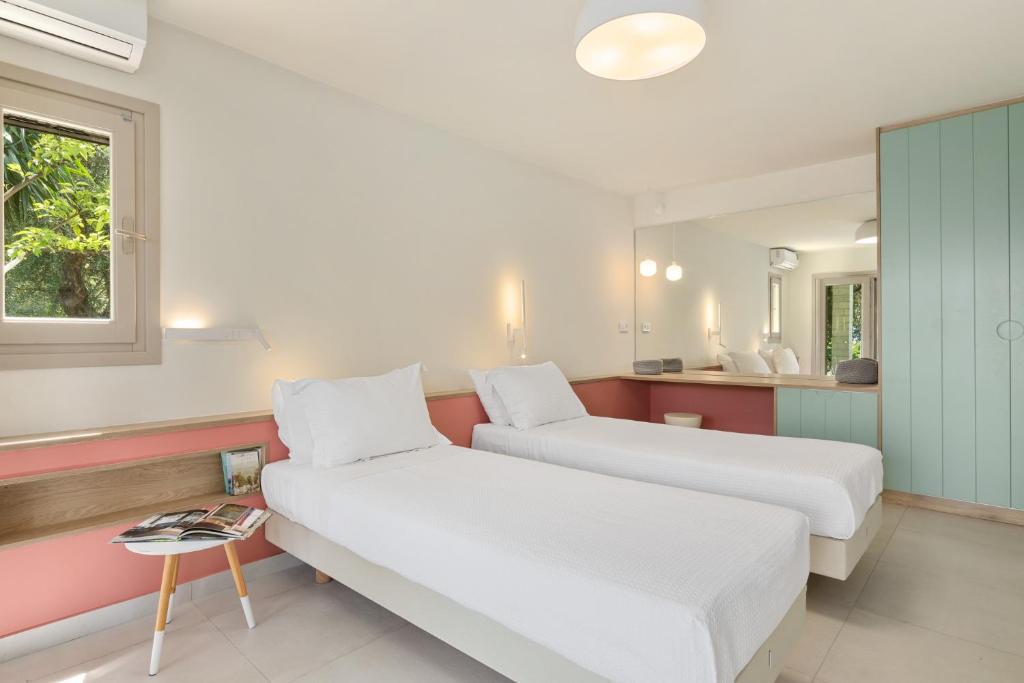 Postel nebo postele na pokoji v ubytování Ionian Garden Villas - Villa Sol