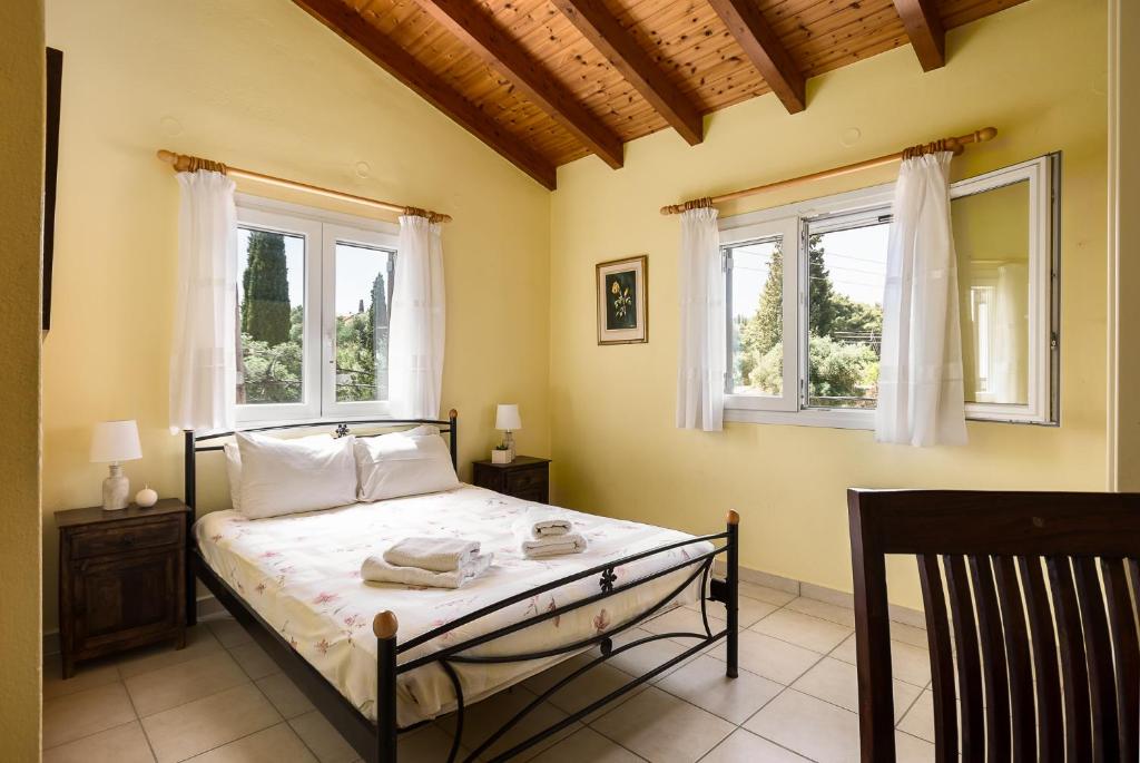 Postel nebo postele na pokoji v ubytování Aloe Seaview Apartments by Konnect, 500m from Dassia Beach