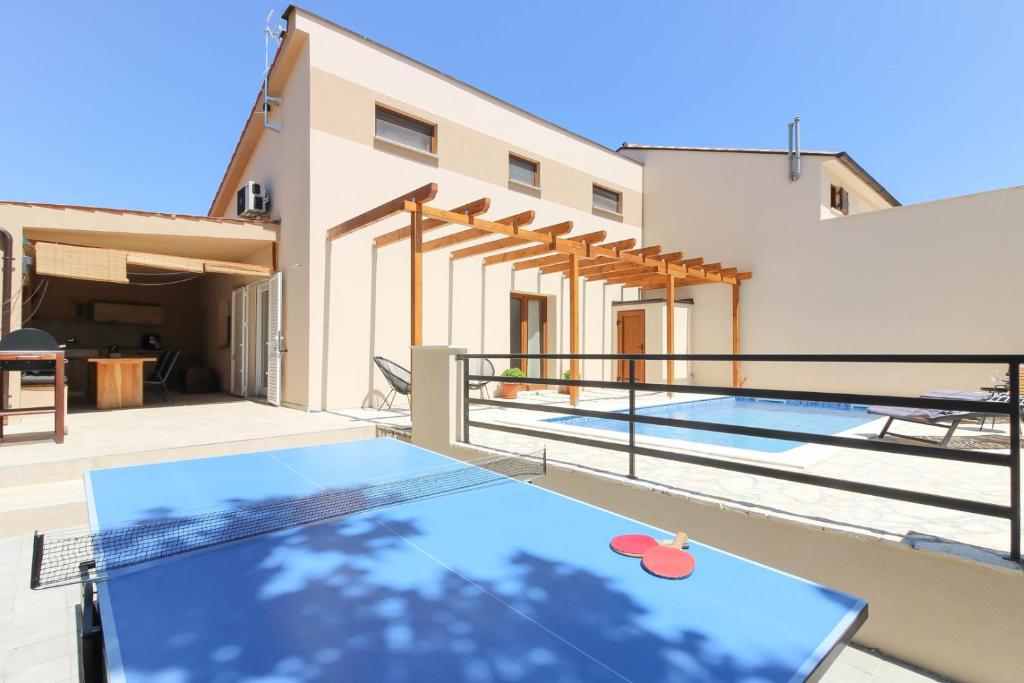 Bazén v ubytovaní Beautiful villa Lona with private pool near Pula alebo v jeho blízkosti