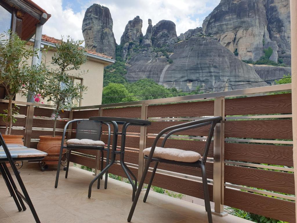 2 sillas en un balcón con vistas a la montaña en The house under the rocks of Meteora 1, en Kalambaka