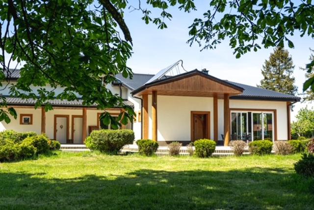 een huis met een grasveld ervoor bij Dom w Strzebielinku na wyłączność dom nad morzem Kaszuby in Gniewino