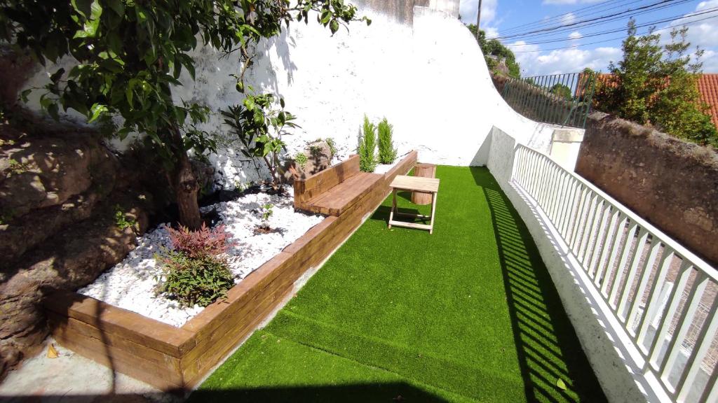 Lemon Tree House Coimbra - Courtyard garden with city views - 10