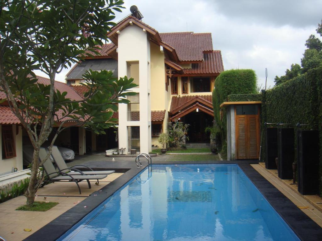 una piscina en el patio trasero de una casa en D Ajenk Boutique Villa en Yogyakarta