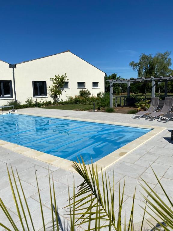 Bazén v ubytování Beautiful 1-bed with pool view nebo v jeho okolí