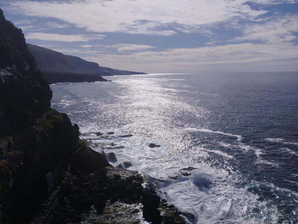 ロス・レアレホスにあるSUNSET HOME wifiの崖から海を望む