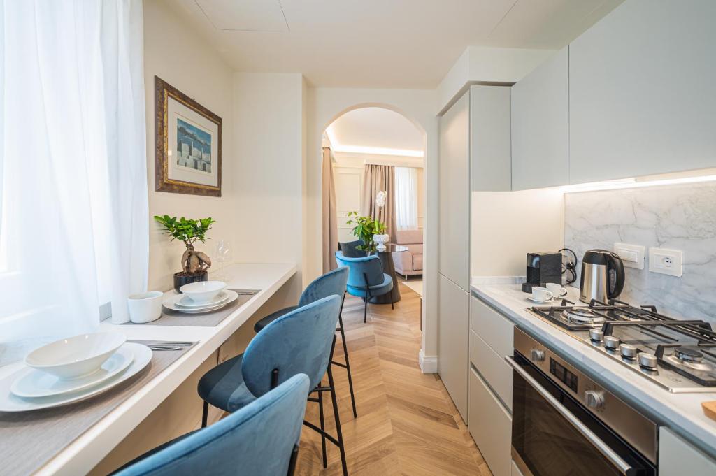 Kuchyň nebo kuchyňský kout v ubytování Naxi Suites