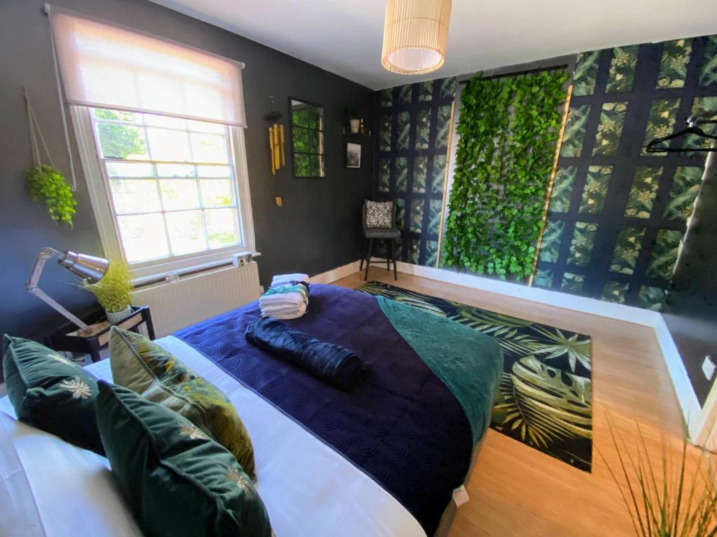 Postel nebo postele na pokoji v ubytování The City Centre Townhouse Canterbury