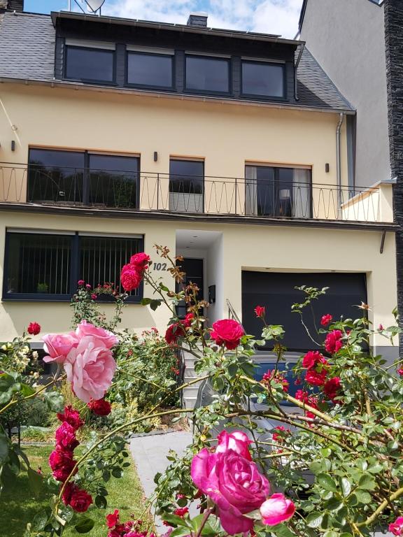 a house with flowers in front of it at Ferienwohnung "Zum Klosterruinenblick" in Kröv