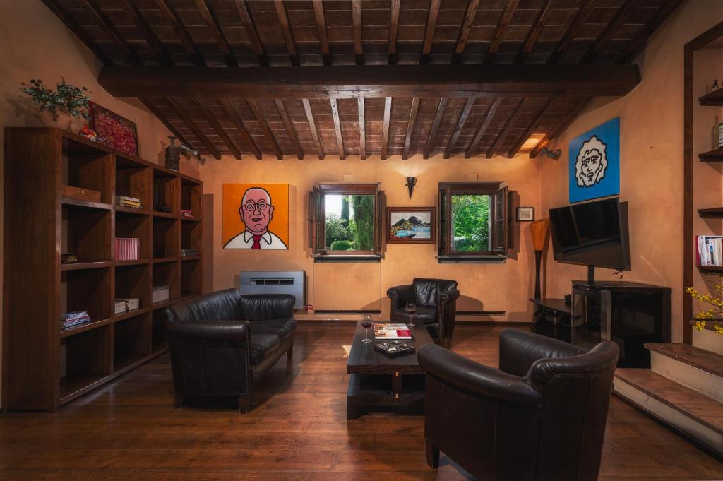 Telewizja i/lub zestaw kina domowego w obiekcie CASALE DEI GIRASOLI 14, Emma Villas