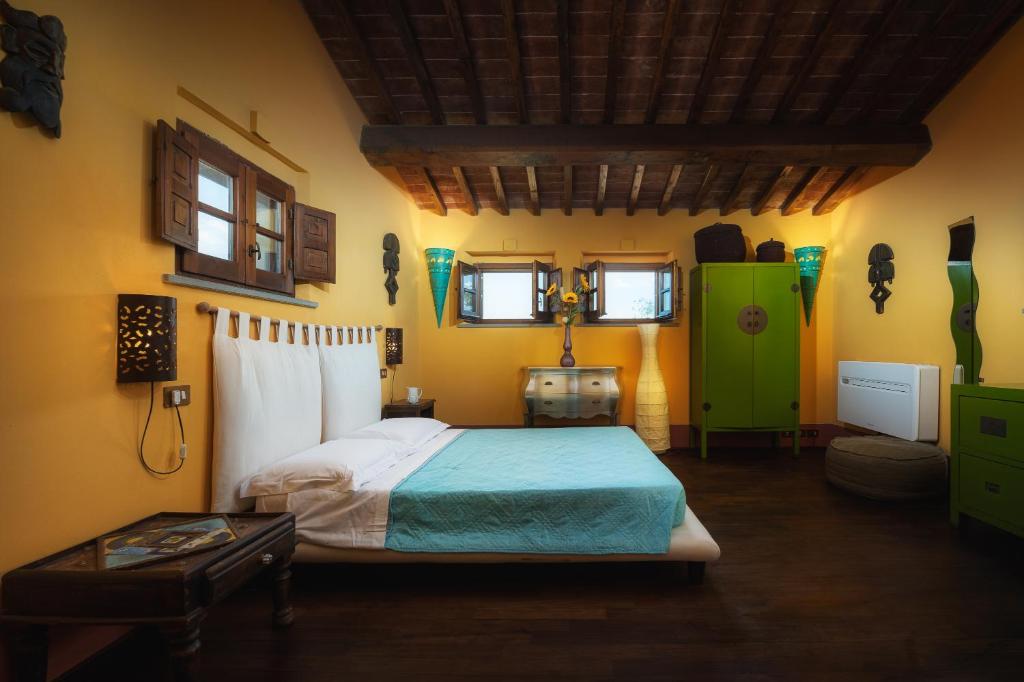 Łóżko lub łóżka w pokoju w obiekcie CASALE DEI GIRASOLI 14, Emma Villas