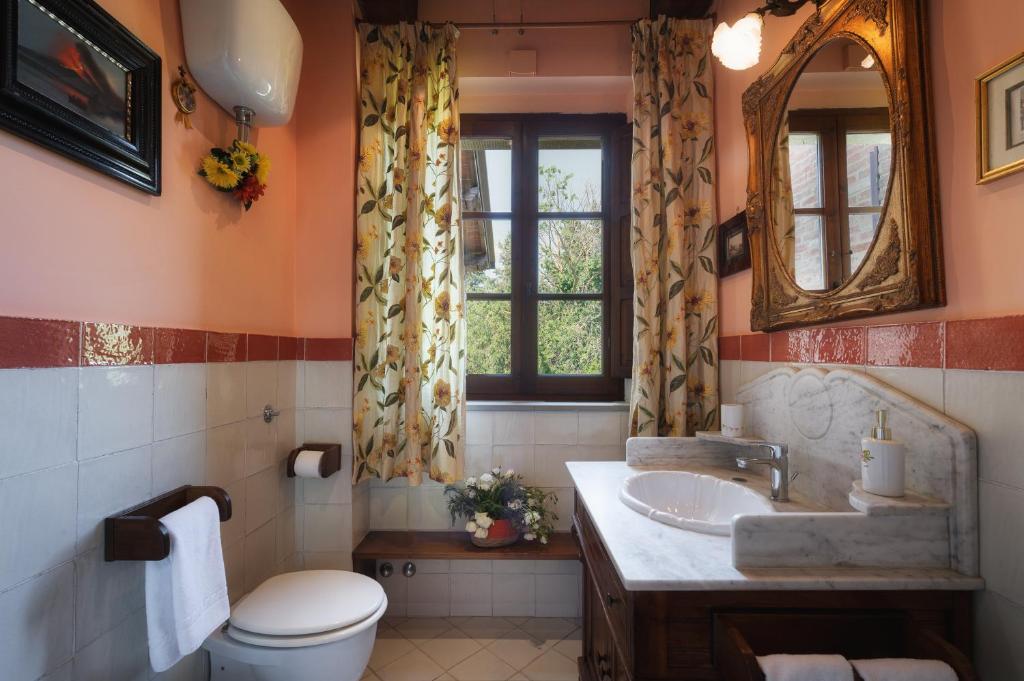 Łazienka w obiekcie CASALE DEI GIRASOLI 14, Emma Villas