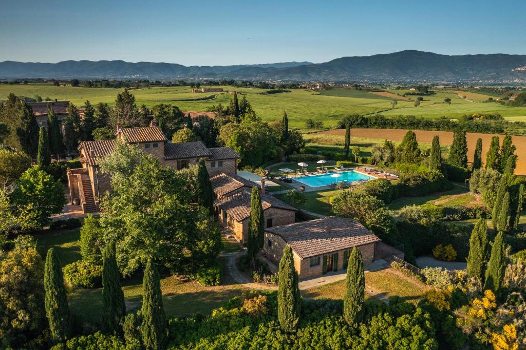 z góry widok na dom z basenem i drzewami w obiekcie CASALE DEI GIRASOLI 14, Emma Villas w mieście Cortona