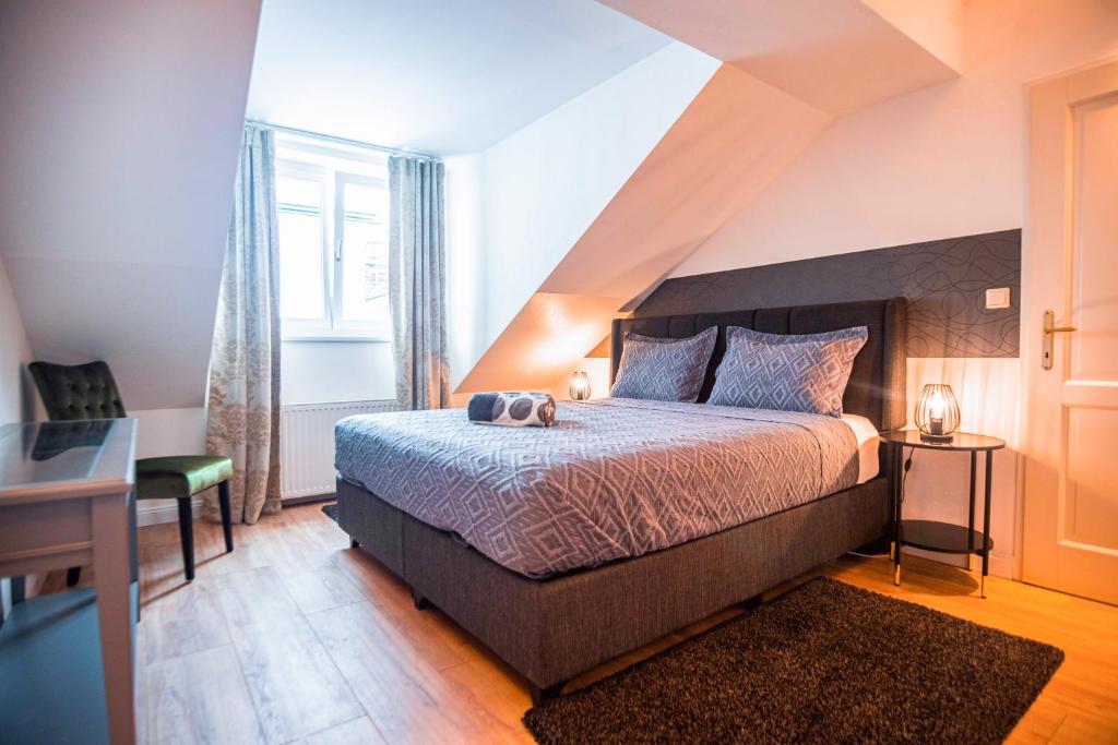 A bed or beds in a room at Royal Residence Haus des Meeres