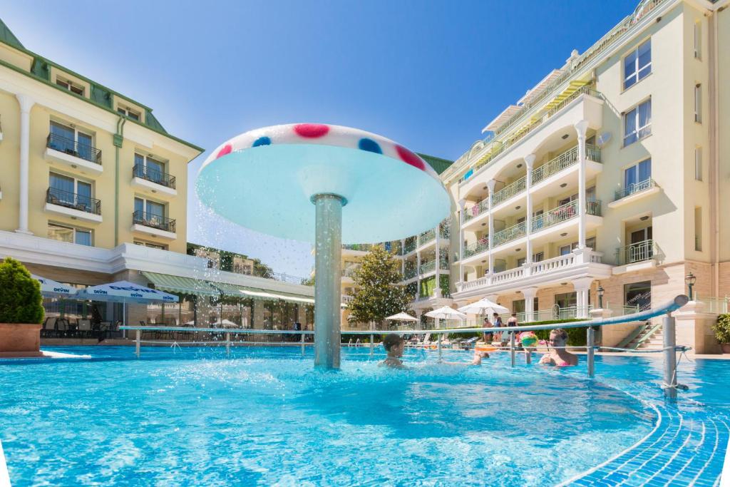 Bazén v ubytování Romance Hotel and Family Suites nebo v jeho okolí
