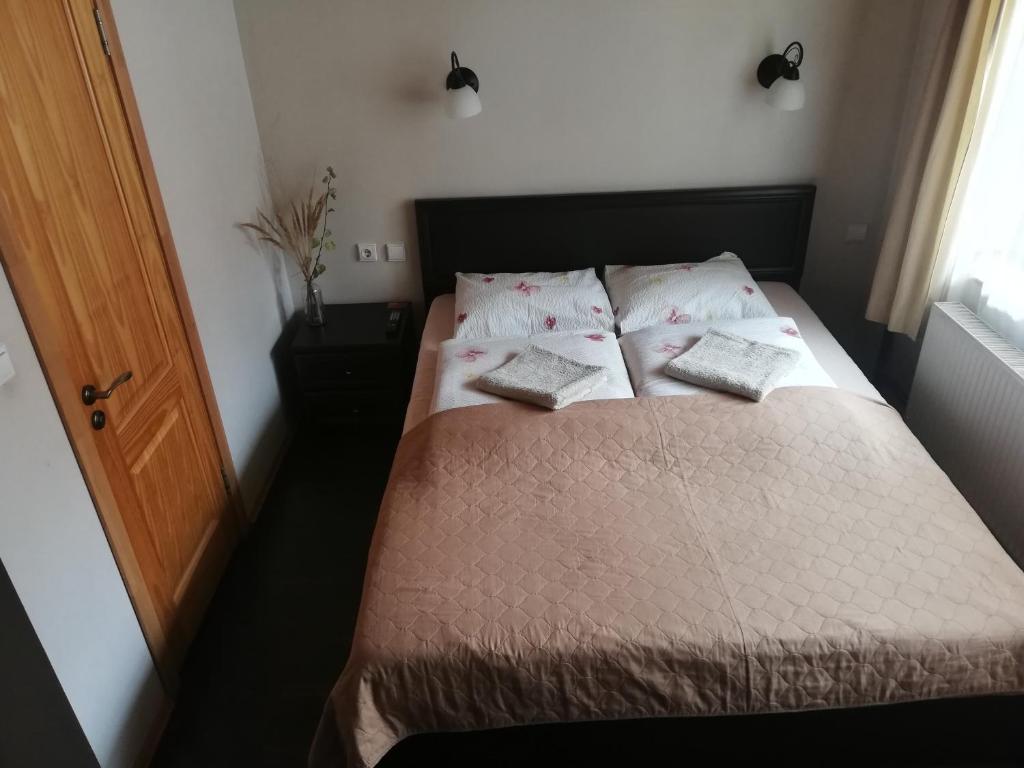 Postel nebo postele na pokoji v ubytování Inkliuzas