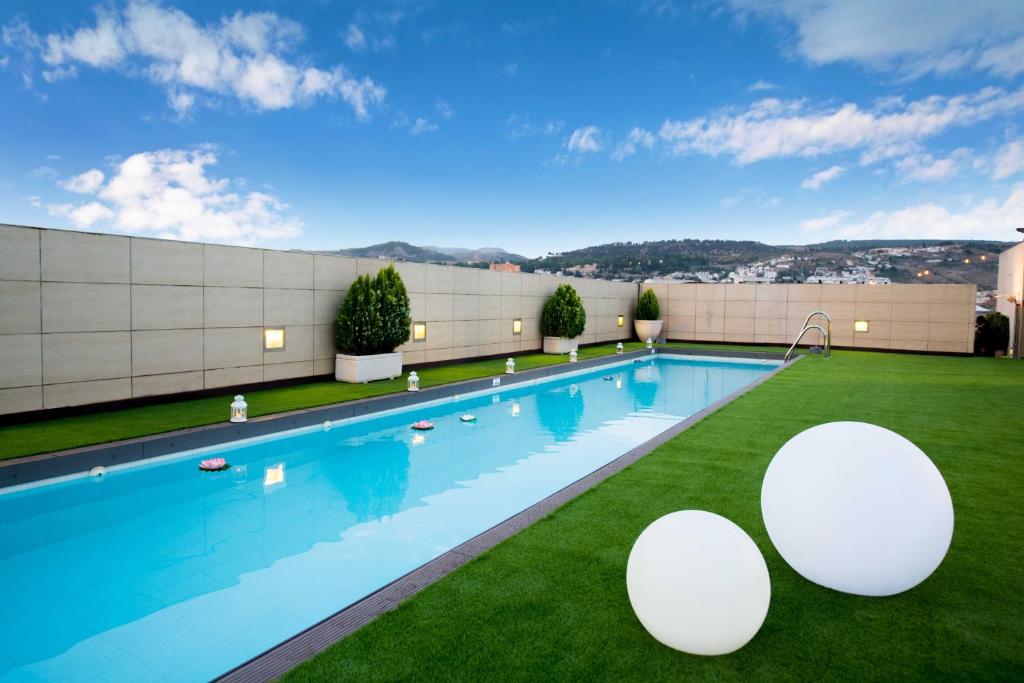 una piscina en la azotea de un edificio en Hotel Andalucía Center, en Granada