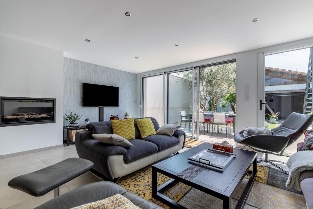 un salon avec un canapé et une table dans l'établissement Villa tout confort pour 10 - 850 m de la plage, à Les Sables-dʼOlonne