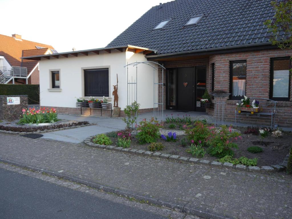 a house with a garden in front of it at Gästehaus AM HERMANN in Hörstel