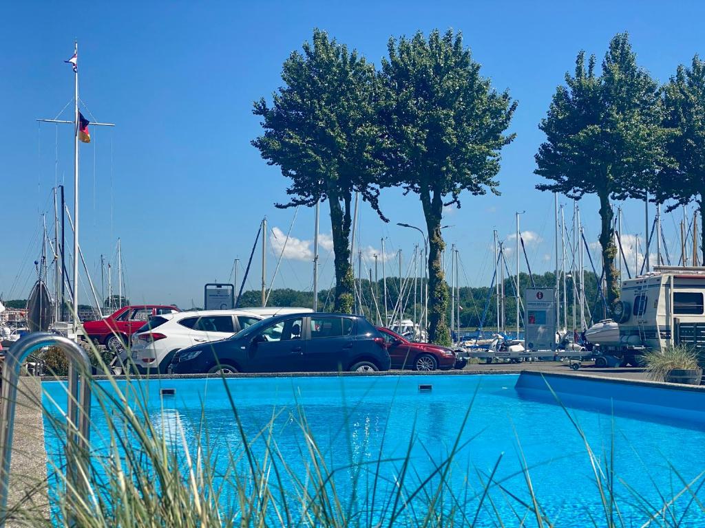 a car parked next to a parking lot with boats at Hausboot mit Traumlage in Lübeck-Travemünde in Rönnau