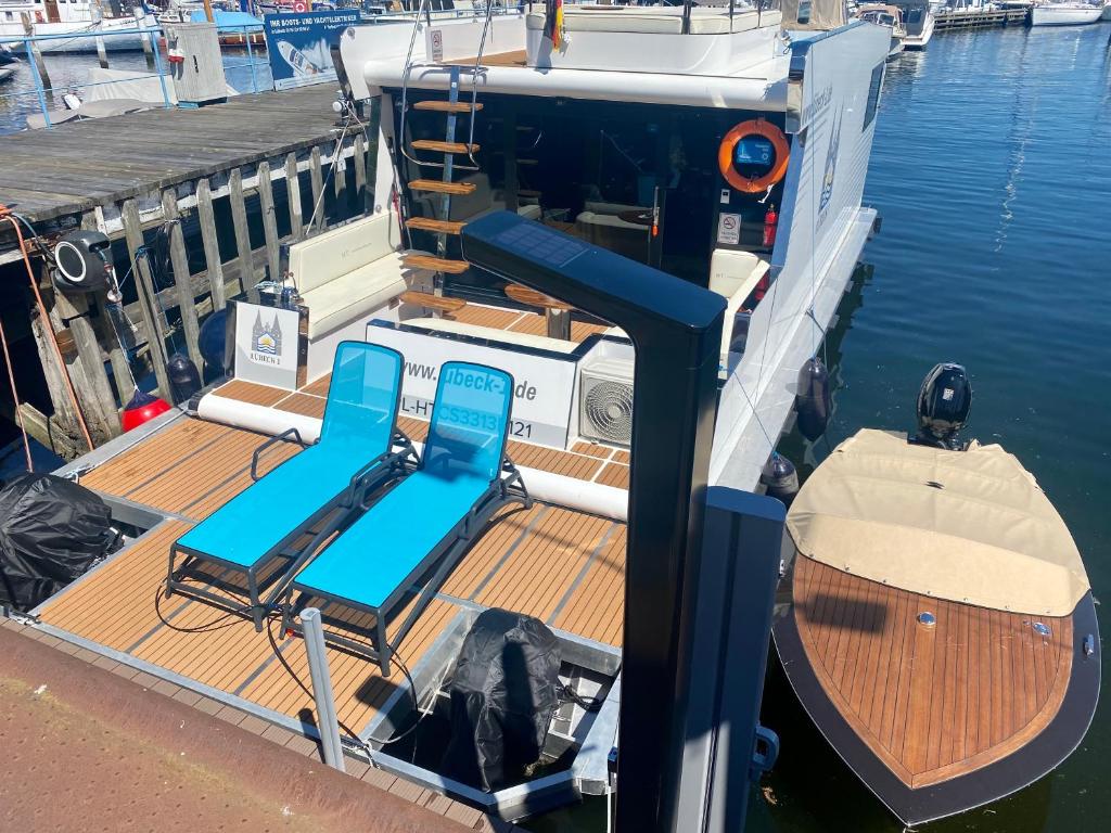 a deck of a boat with a bench on it at Hausboot mit Traumlage in Lübeck-Travemünde in Rönnau