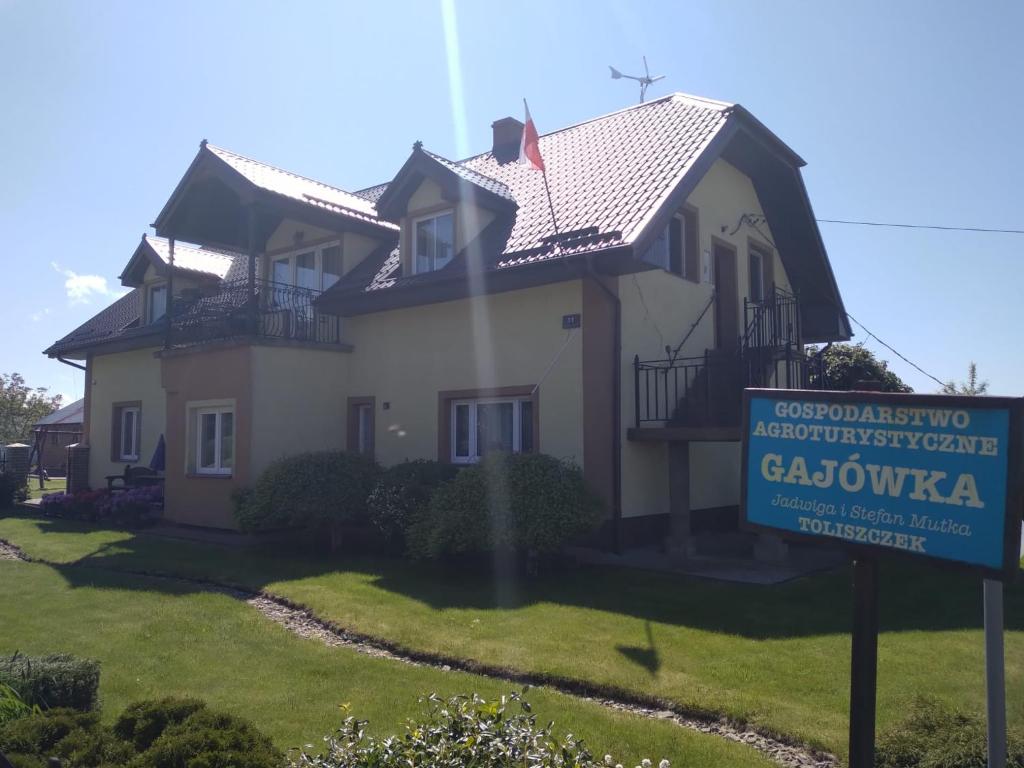een huis met een bord ervoor bij Agrogajówka in Gniewino
