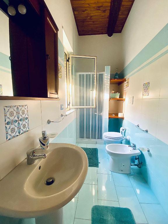 A bathroom at La Bouganville B&B