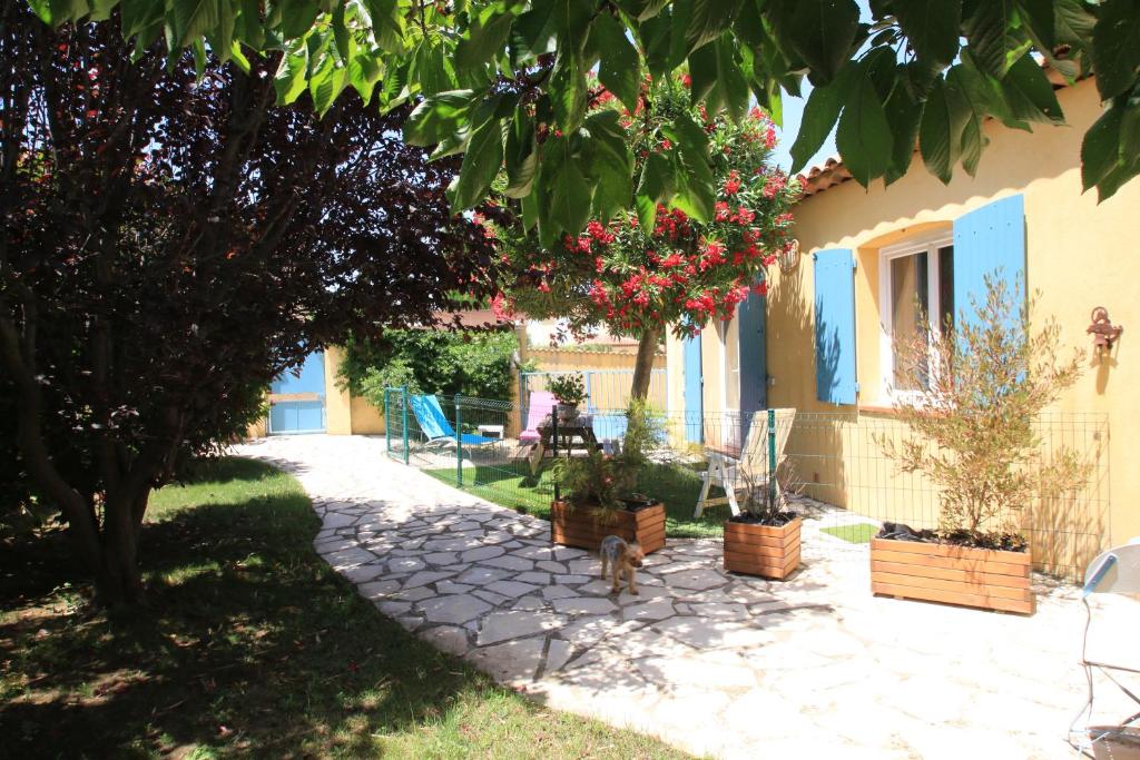 a cat sitting in a yard next to a house at 33 Avenue Joseph Roumanille in Six-Fours-les-Plages