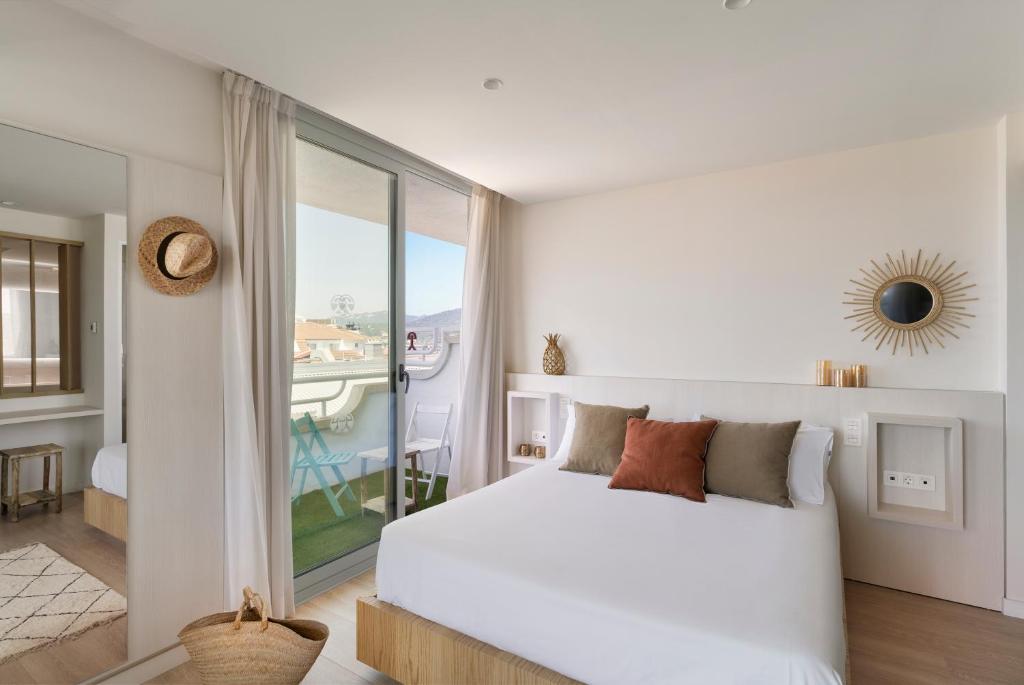 A bed or beds in a room at Hotel Indalo Park
