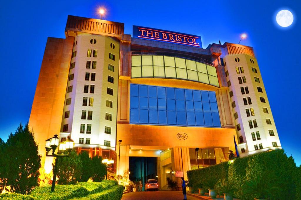 un edificio de hotel con un cartel encima en The Bristol, en Gurgaon