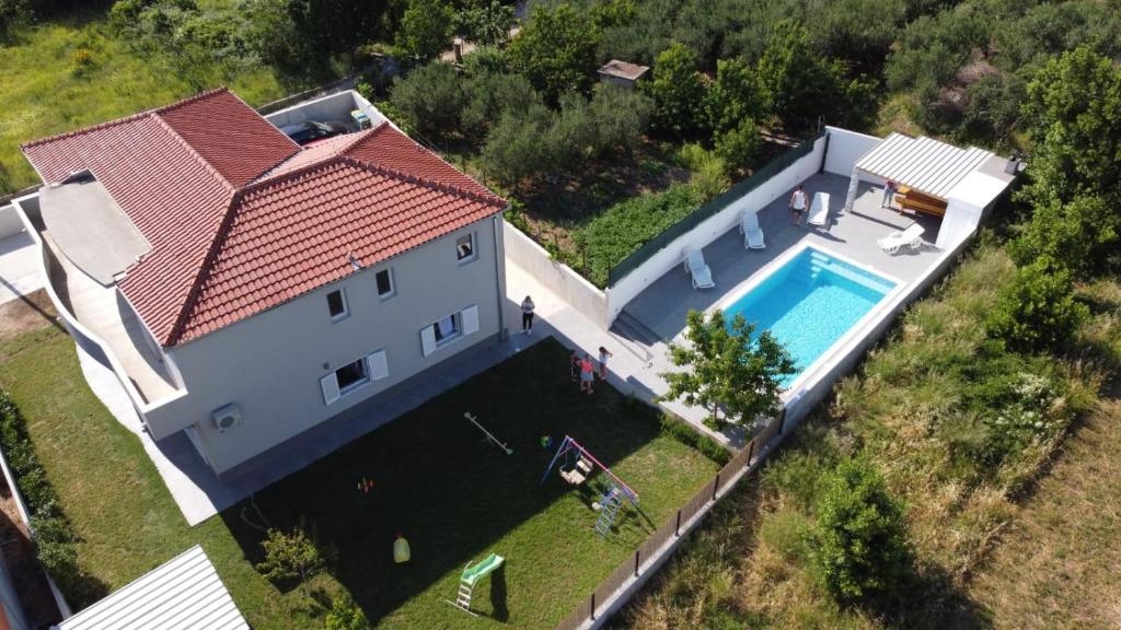 uma vista superior de uma casa com piscina em "Heaven on earth" with pool em Kaštel Sućurac
