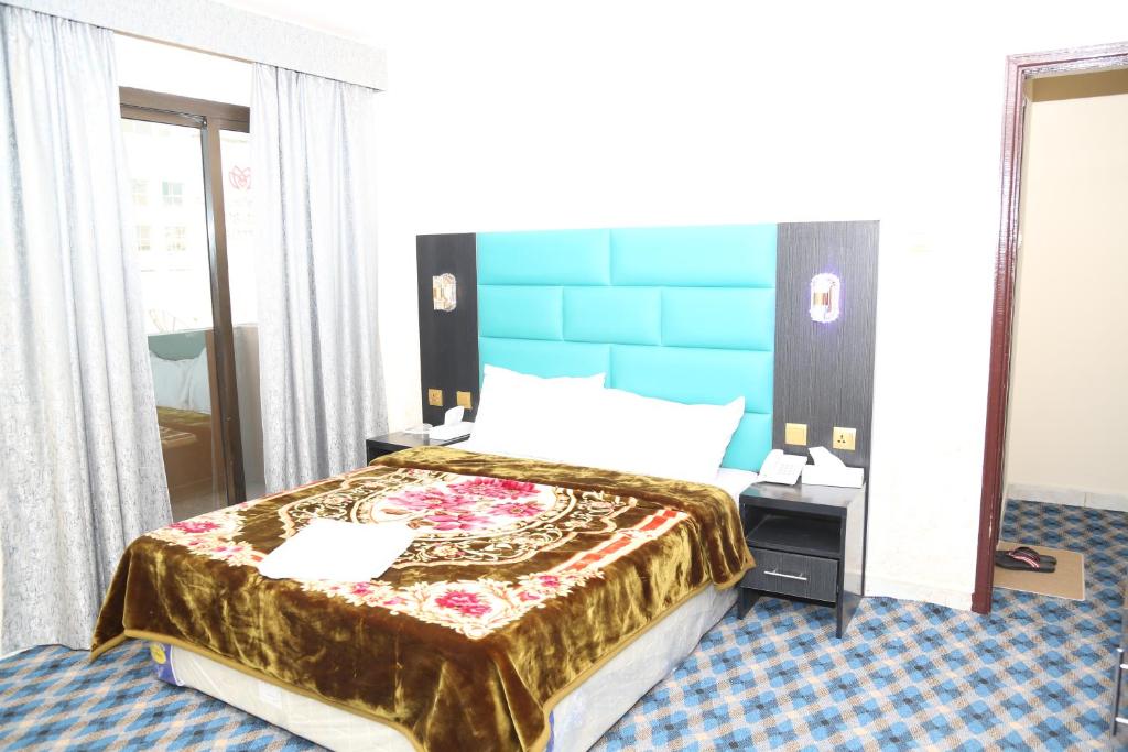Llit o llits en una habitació de Dream Square Hotel