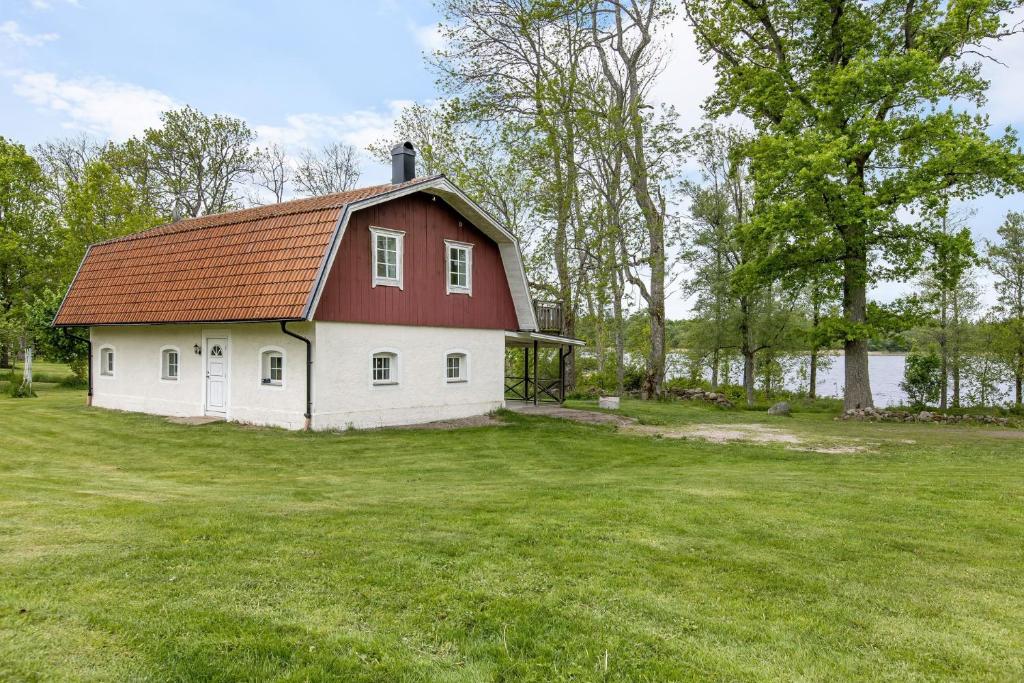 ユングビューにあるLarge holiday home at Bolmstad Sateri by Lake Bolmenの草原の赤屋根の家