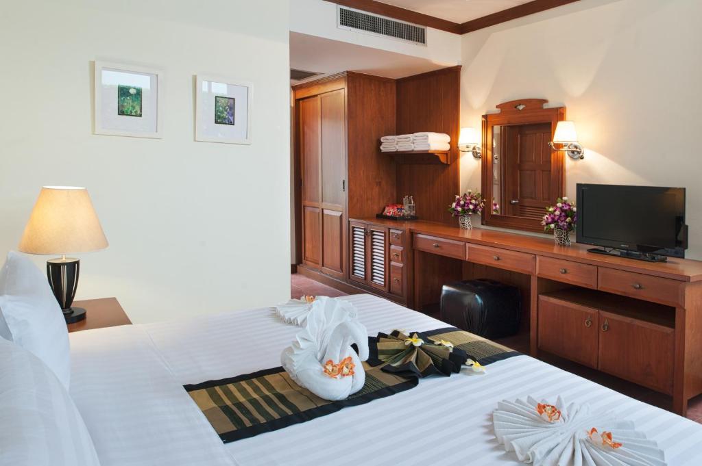 Postel nebo postele na pokoji v ubytování Sun Hill Hotel Patong