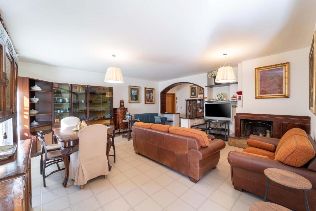 salon z kanapą i kominkiem w obiekcie Casa Aurora w mieście Alghero