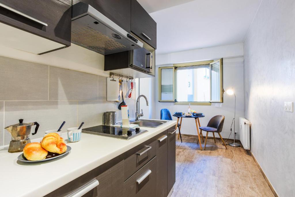 une cuisine avec une plaque de cuisson sur un comptoir dans l'établissement BEAULIEU MARINA AP4279 By Riviera Holiday Homes, à Beaulieu-sur-Mer