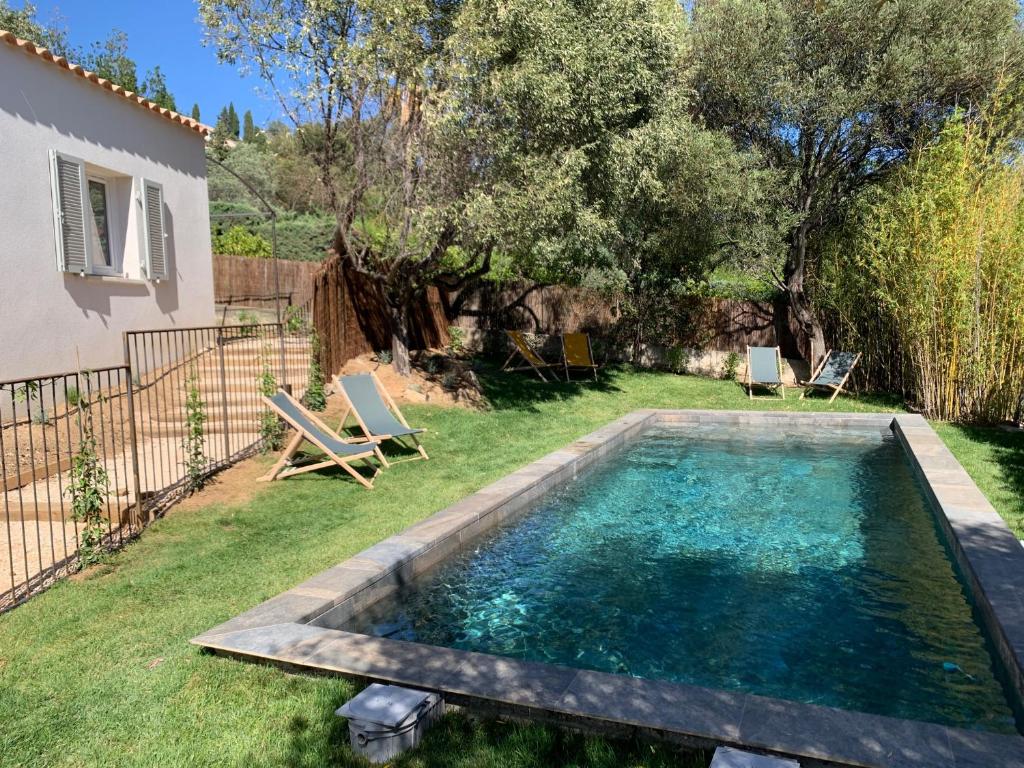 a swimming pool in the yard of a house at Le Rossignol 3, Aiguebelle plage, Le Lavandou in Le Lavandou