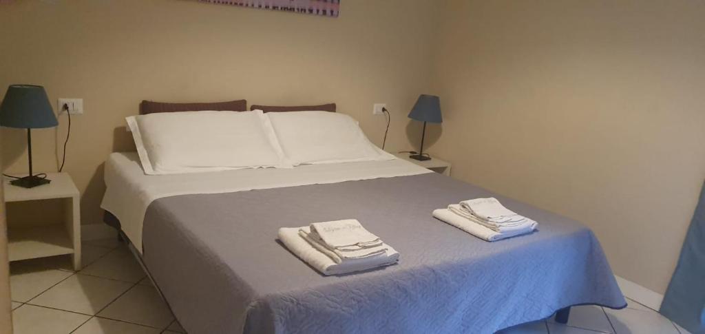 um quarto com uma cama com duas toalhas em Good Rooms em Milão