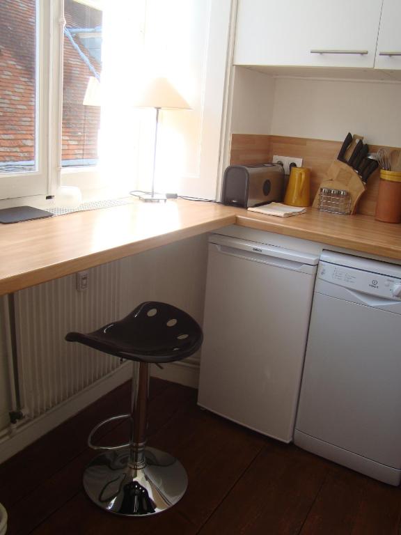 A kitchen or kitchenette at L&#39;Annexe Apparth&ocirc;tel du 11 C, 3 &eacute;toiles