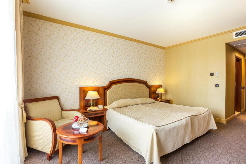 Postel nebo postele na pokoji v ubytování Romance Hotel and Family Suites